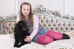 Mdchen und Cocker-Spaniel-Mischling