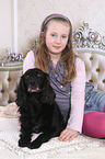 Mdchen und Cocker-Spaniel-Mischling