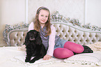 Mdchen und Cocker-Spaniel-Mischling