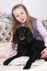 Mdchen und Cocker-Spaniel-Mischling