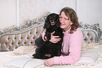 Frau und Cocker-Spaniel-Mischling