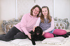 Frau, Mdchen und Cocker-Spaniel-Mischling