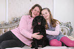 Frau, Mdchen und Cocker-Spaniel-Mischling