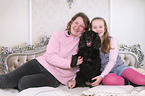 Frau, Mdchen und Cocker-Spaniel-Mischling