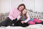 Frau, Mdchen und Cocker-Spaniel-Mischling