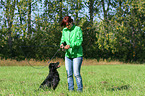 Frau und Border-Collie-Mischling