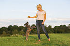 Frau mit Terrier-Mischling