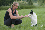 Frau mit Jack-Russell-Terrier-Mischling