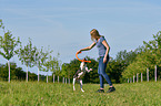 Frau mit American-Staffordshire-Terrier-Mischling