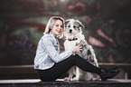 Frau mit Australian-Shepherd-Mischling