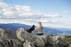 Frau und Chinesischer-Schopfhund-Mischling