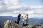 Frau und Chinesischer-Schopfhund-Mischling