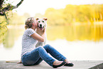 Labrador-Retriever-Schferhund im Herbst