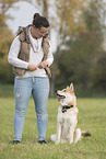 Frau und Husky-Schferhund