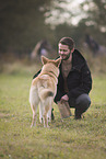Mann und Husky-Schferhund