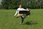 Hund springt über Bein