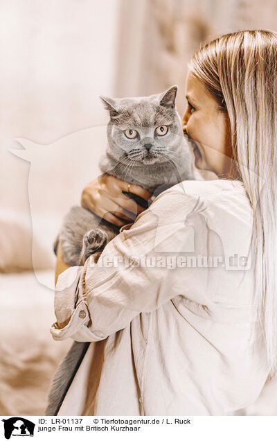 junge Frau mit Britisch Kurzhaar / young woman with British Shorthair / LR-01137