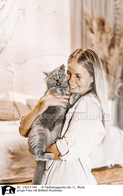 junge Frau mit Britisch Kurzhaar / young woman with British Shorthair / LR-01149