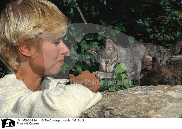 Frau mit Katzen / MS-01414
