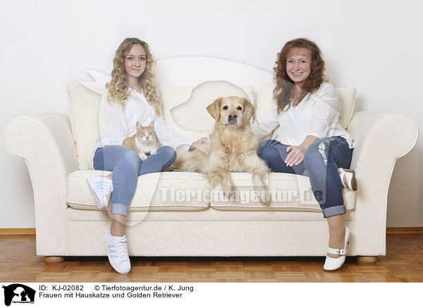 Frauen mit Hauskatze und Golden Retriever / KJ-02082