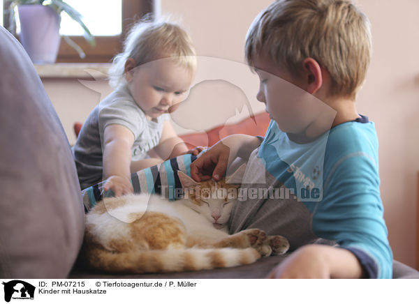 Kinder mit Hauskatze / PM-07215