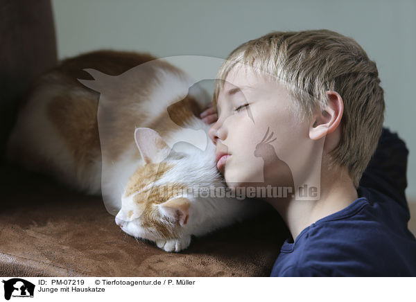 Junge mit Hauskatze / boy with Domestic Cat / PM-07219
