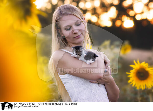 junge Frau mit Katze / young woman with cat / MASC-01162