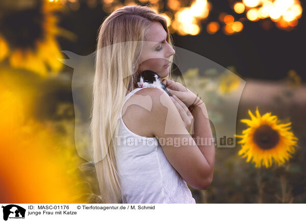 junge Frau mit Katze / young woman with cat / MASC-01176