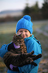 Mdchen und Hauskatze