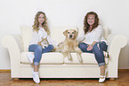 Frauen mit Hauskatze und Golden Retriever