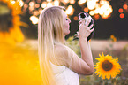 junge Frau mit Katze