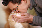 Mann mit Sibirischer Katze