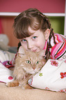 Mdchen mit Sibirischer Katze
