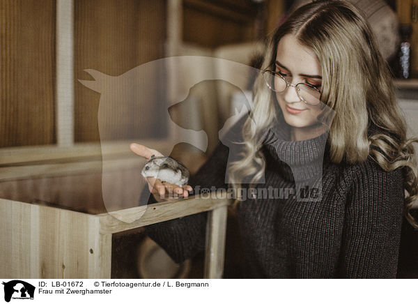 Frau mit Zwerghamster / woman with dwarf Hamster / LB-01672