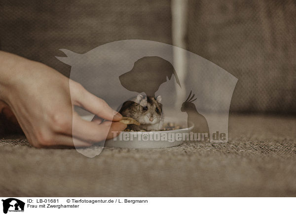 Frau mit Zwerghamster / woman with dwarf Hamster / LB-01681