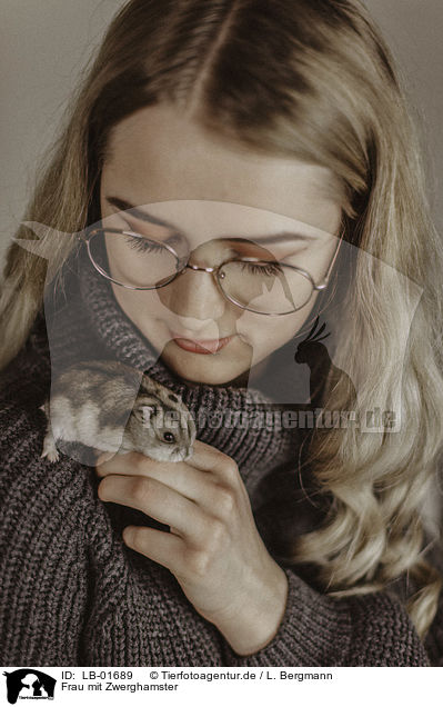 Frau mit Zwerghamster / woman with dwarf Hamster / LB-01689