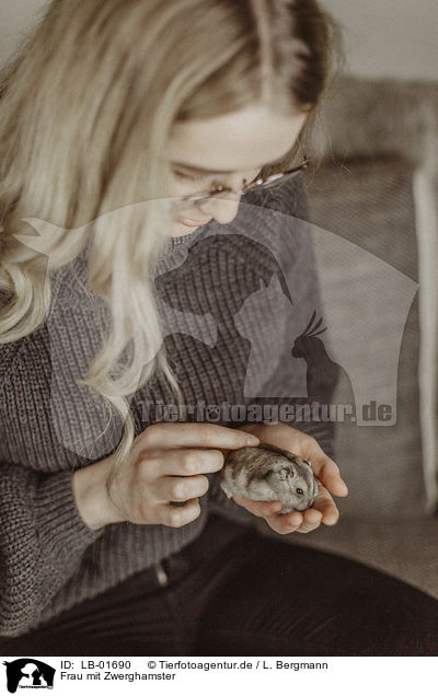 Frau mit Zwerghamster / woman with dwarf Hamster / LB-01690