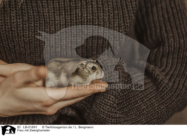 Frau mit Zwerghamster / woman with dwarf Hamster / LB-01691