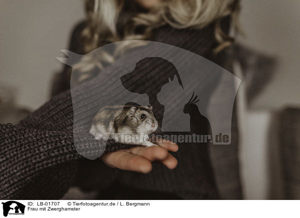 Frau mit Zwerghamster / woman with dwarf Hamster / LB-01707