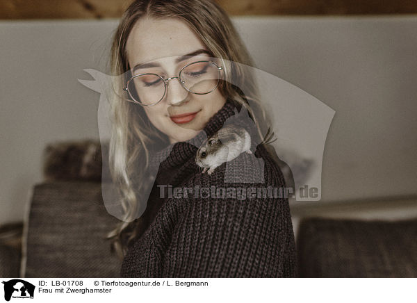 Frau mit Zwerghamster / woman with dwarf Hamster / LB-01708