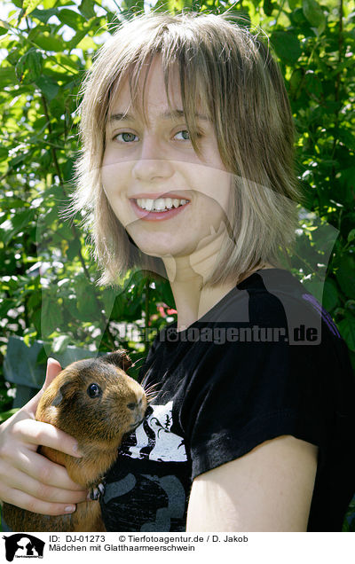 Mdchen mit Glatthaarmeerschwein / girl with smooth-hairedguinea pig / DJ-01273