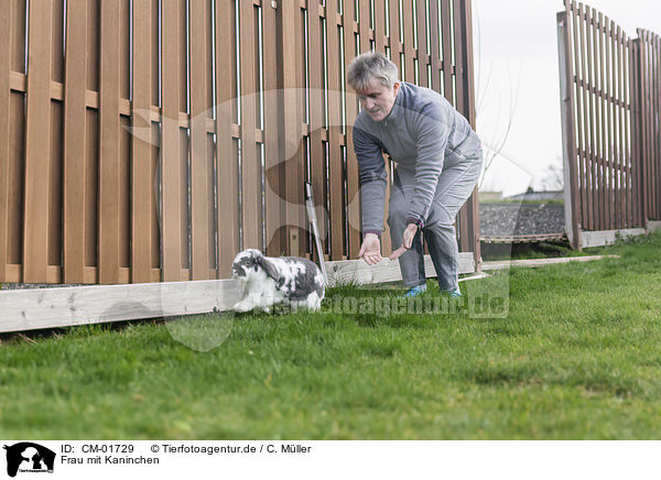 Frau mit Kaninchen / woman with Rabbit / CM-01729