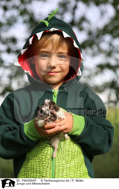 Junge und Meerschwein / boy and guinea pig / PM-06945