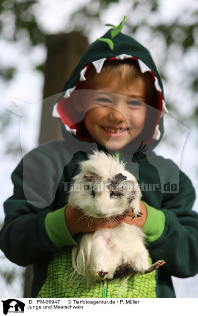 Junge und Meerschwein / boy and guinea pig / PM-06947