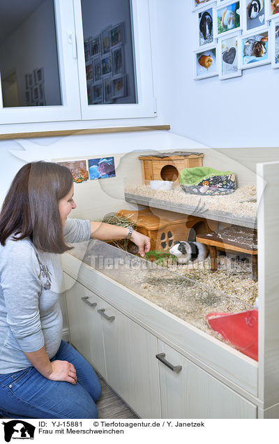 Frau mit Meerschweinchen / woman with Guinea Pig / YJ-15881