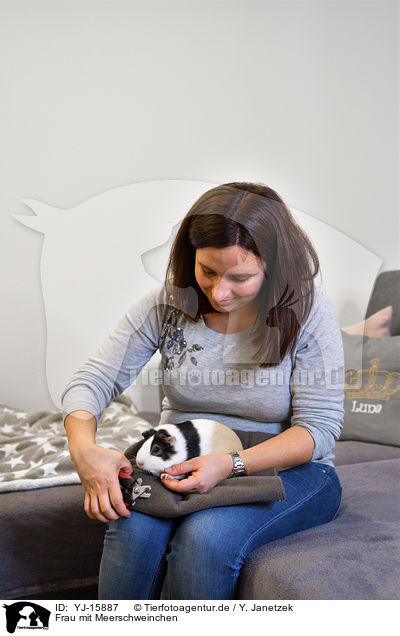 Frau mit Meerschweinchen / woman with Guinea Pig / YJ-15887