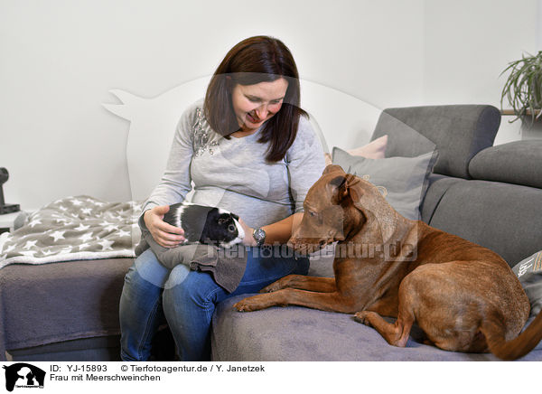 Frau mit Meerschweinchen / woman with Guinea Pig / YJ-15893