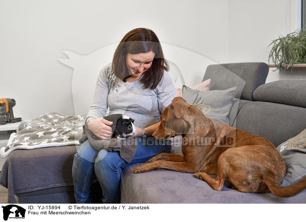 Frau mit Meerschweinchen / woman with Guinea Pig / YJ-15894