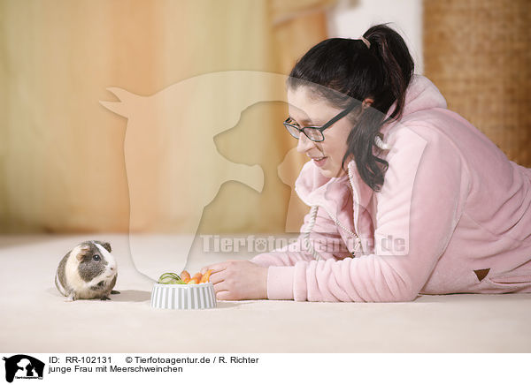 junge Frau mit Meerschweinchen / young woman with guinea pig / RR-102131