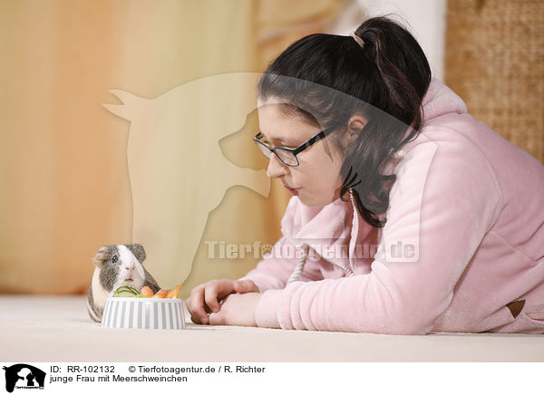 junge Frau mit Meerschweinchen / young woman with guinea pig / RR-102132